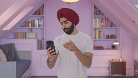hombre indio sikh enojado hablando en video llamada