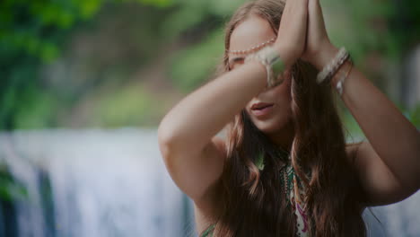 mujer meditando frente a una cascada