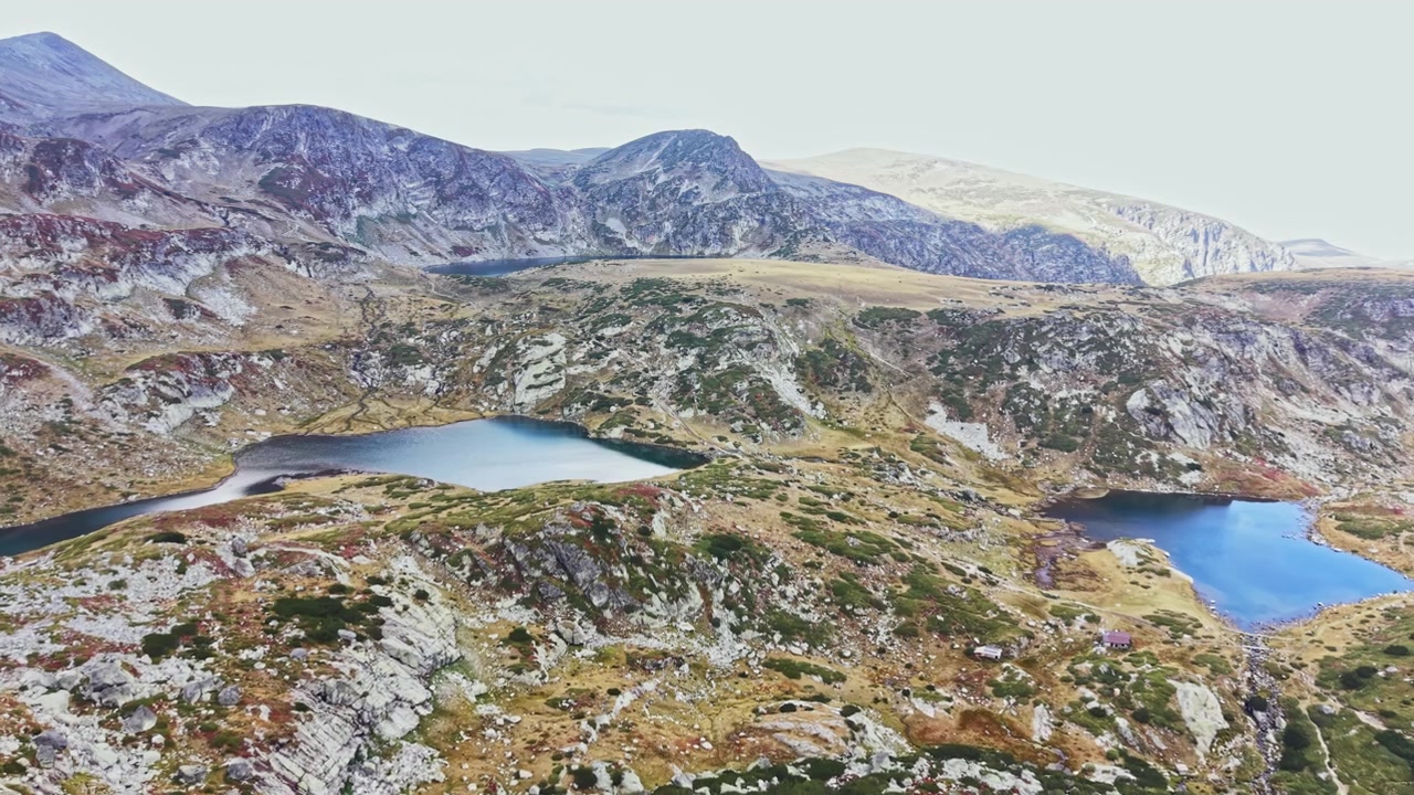 Fjell med innsjøer i Bulgaria omgitt av steinete terreng og gress