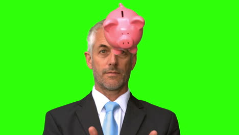 Geschäftsmann-Wirft-Ein-Sparschwein-Auf-Greenscreen