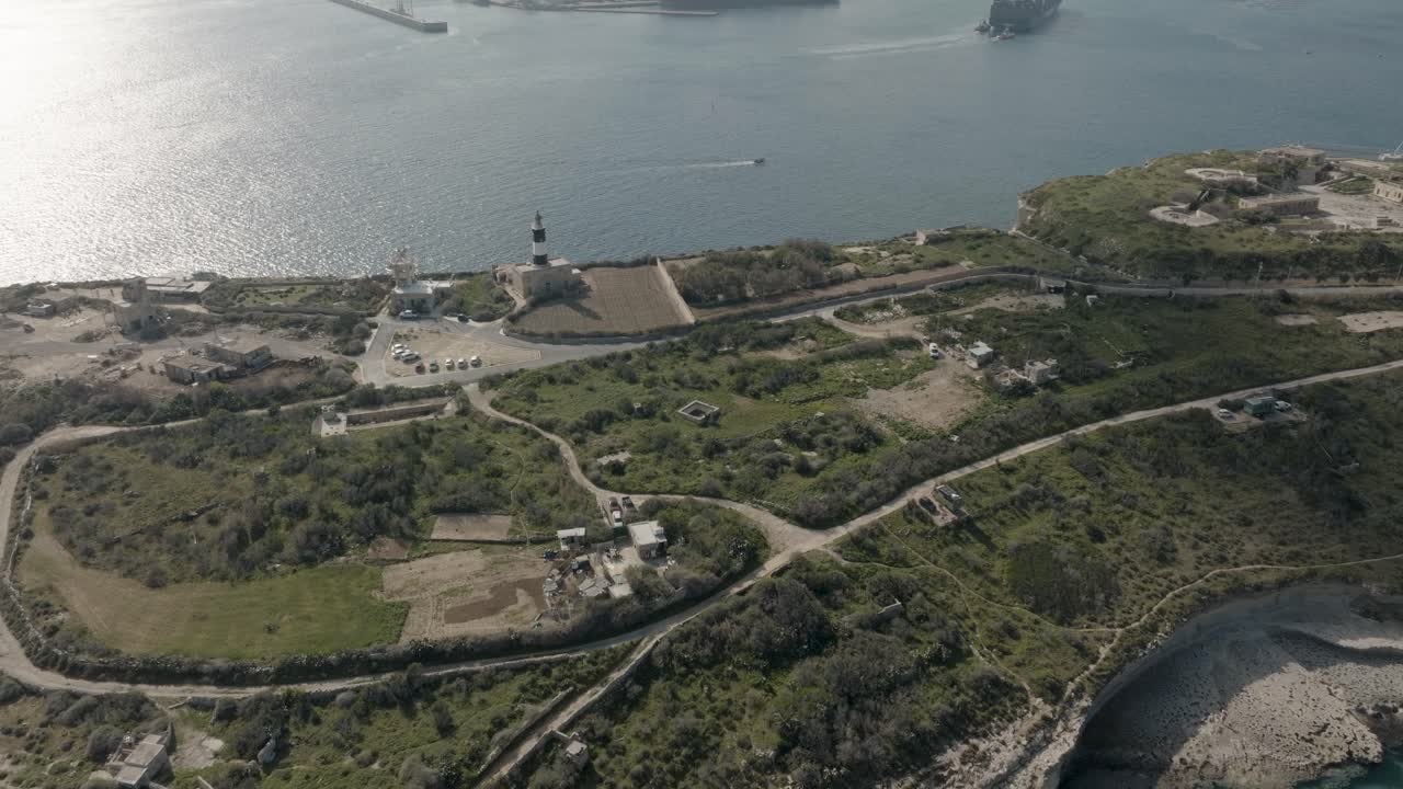 몰타의 birzebbugia 등대 위와 주변에서 촬영된 공중 나선 드론