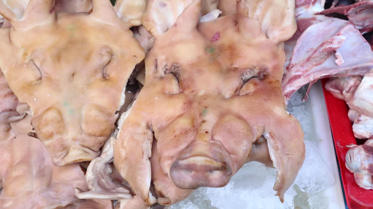 시장에서 돼지 머리와 고기를 배열하는 것