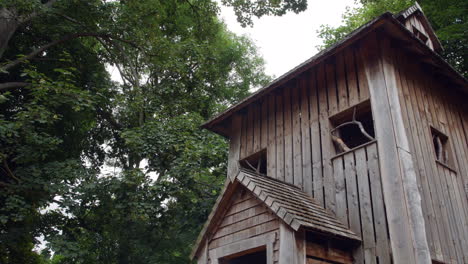 Toma-De-Establecimiento-De-Una-Gran-Casa-En-El-árbol