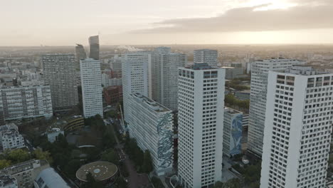 Puesta-De-Sol-Sobre-París:-Vista-Aérea-Con-Majestuosos-Rascacielos-Bañados-Por-El-Cálido-Resplandor