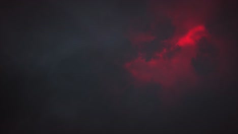 relámpagos de nubes - espeluznante espectacular y dramática tormenta de relámpago iluminando el interior de las nubes oscuras y sombrías con brillantes e intensos rayos y destellos de relâmpagos rojos demoníacos
