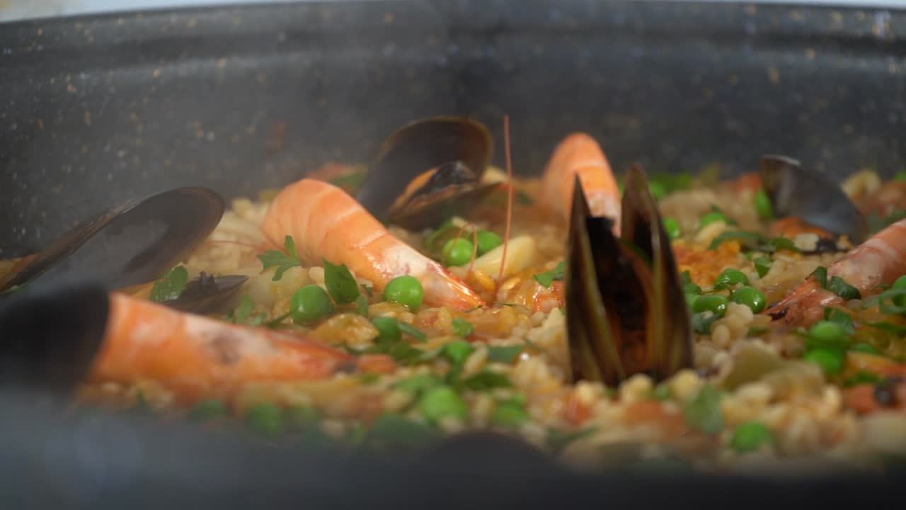 cerrar paella con gambas y mejillones