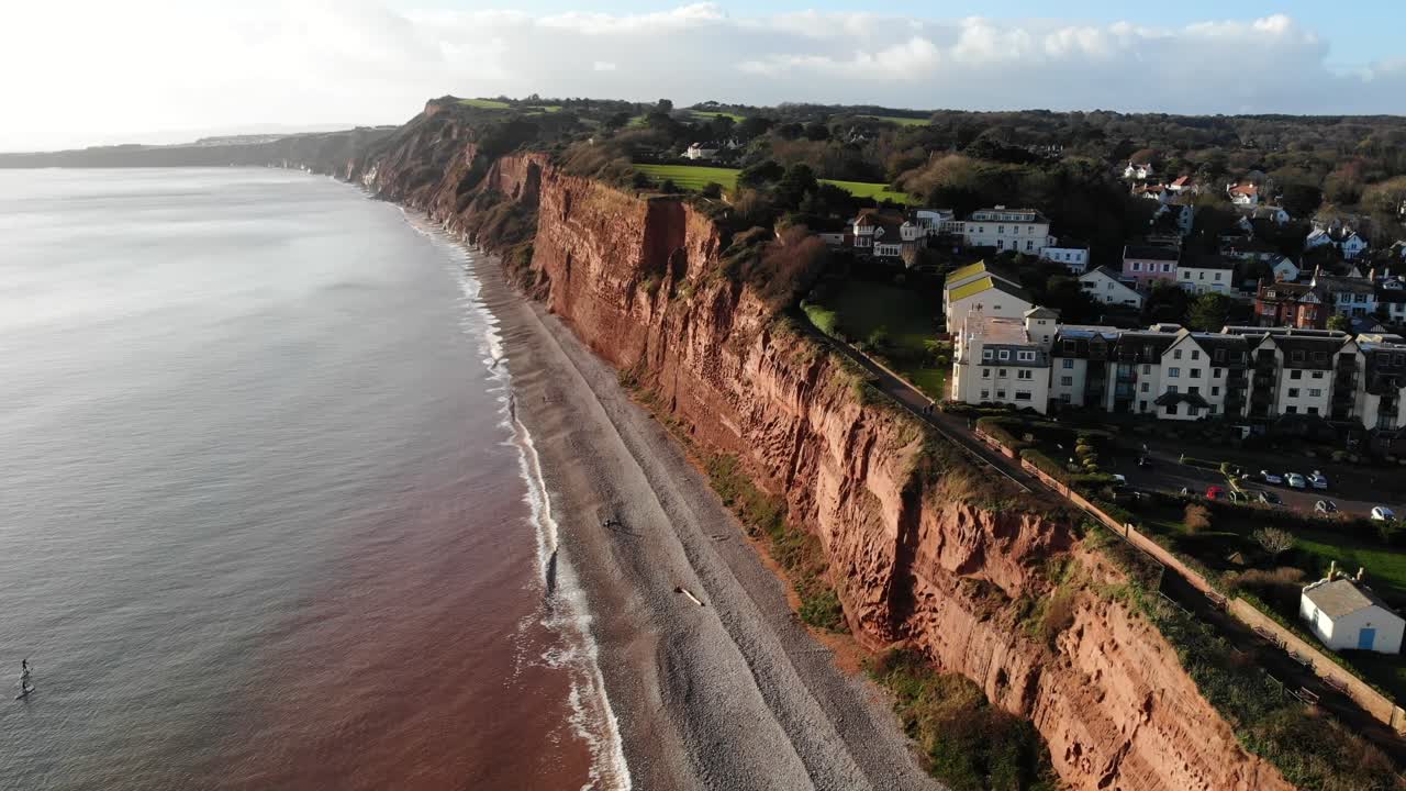 vista aérea ascendente mirando hacia los acantilados tomada de budleigh salterton