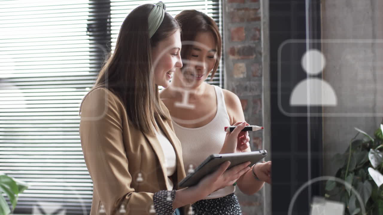 animación de iconos digitales y procesamiento de datos sobre diversas personas de negocios en la oficina