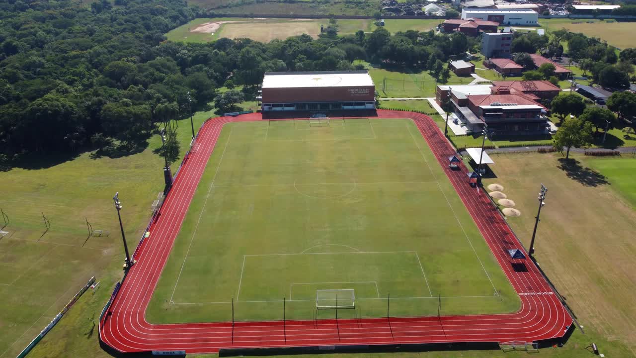 vista aérea del exclusivo centro de alto rendimiento, campo de fútbol verde, paraguay