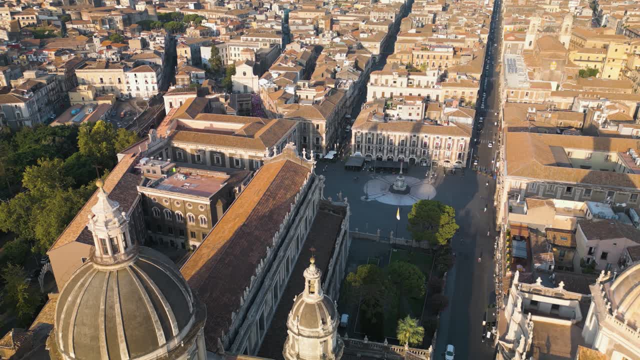 Drone si allontana da Piazza del Duomo nella città siciliana di Catania