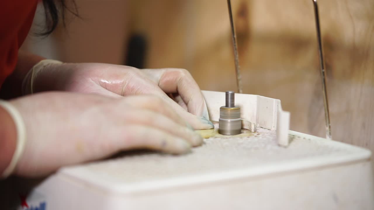 el pulido de una piedra preciosa