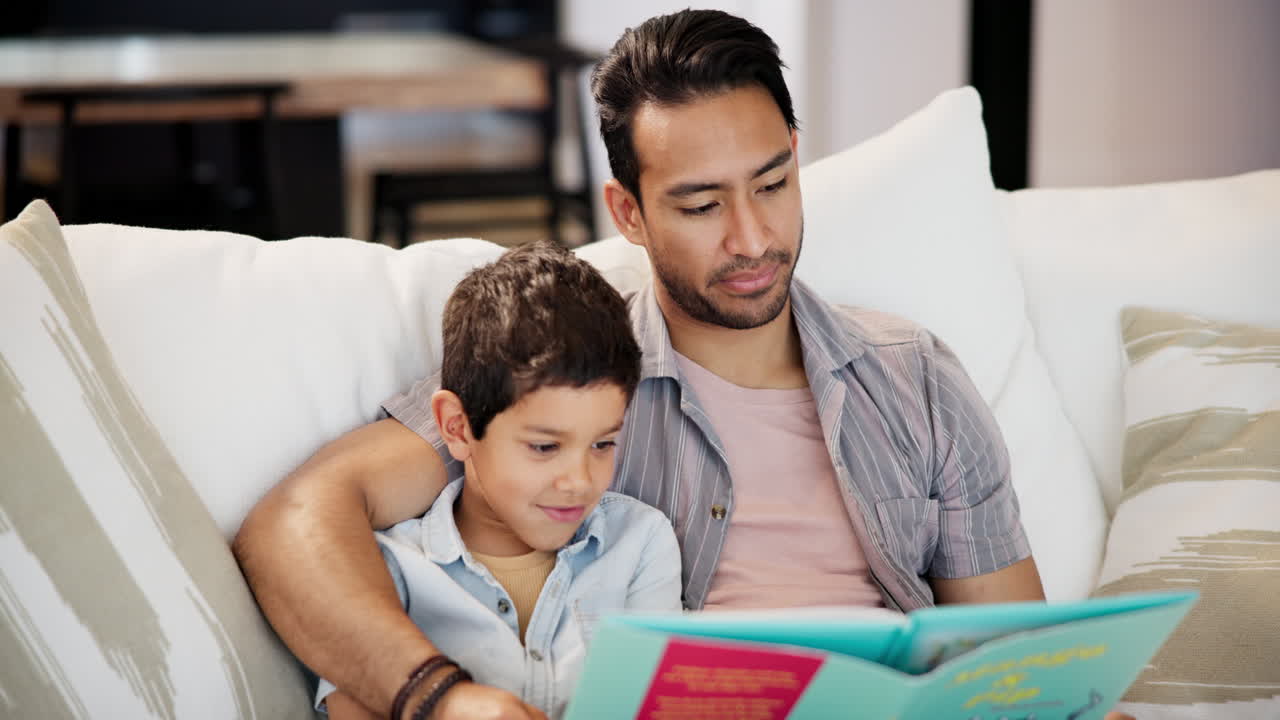 padre e hijo leyendo juntos