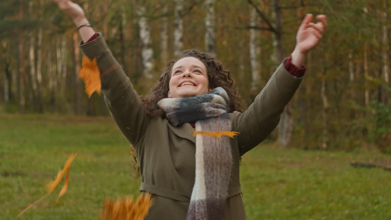 공원에서 가을을 즐기는 여자