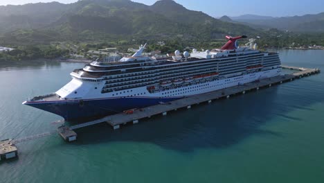 toma de drone de majestuoso crucero en amber cove, puerto plata, república dominicana