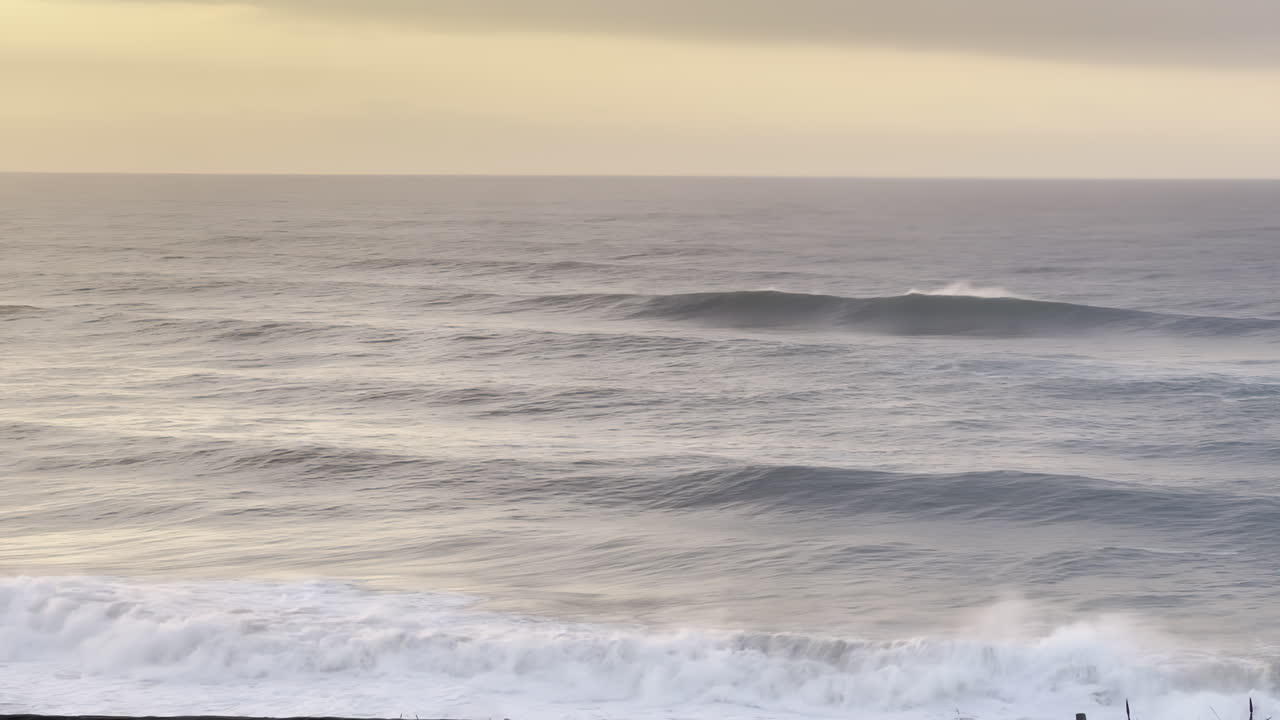 포르투갈의 나자레에서 해가 지면 파도가 스프레이로 부히고