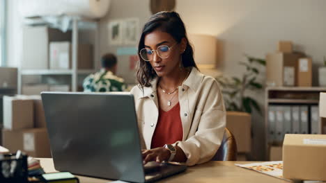 Trabajar-Desde-Casa,-Mujer-Y-Computadora-Portátil-Para-Trabajar-En-Línea