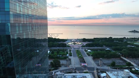 Millennium-Park-In-Der-Innenstadt-Von-Chicago,-Mit-Einem-Wolkenkratzer