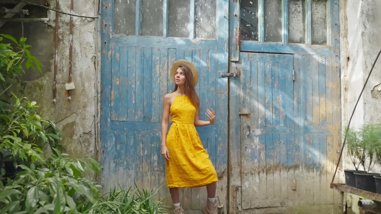 mujer con un vestido amarillo por puertas vintage