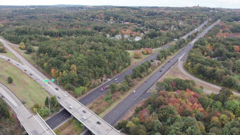 Drohnenaufnahmen-über-Der-Route-495-In-Marlboro,-Massachusetts