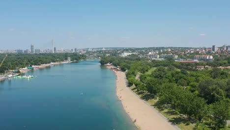 Malerischer-Blick-Auf-Das-Blaue-Flusswasser-In-Belgrad,-Serbien-Mit-Ada-brücke-In-Der-Ferne