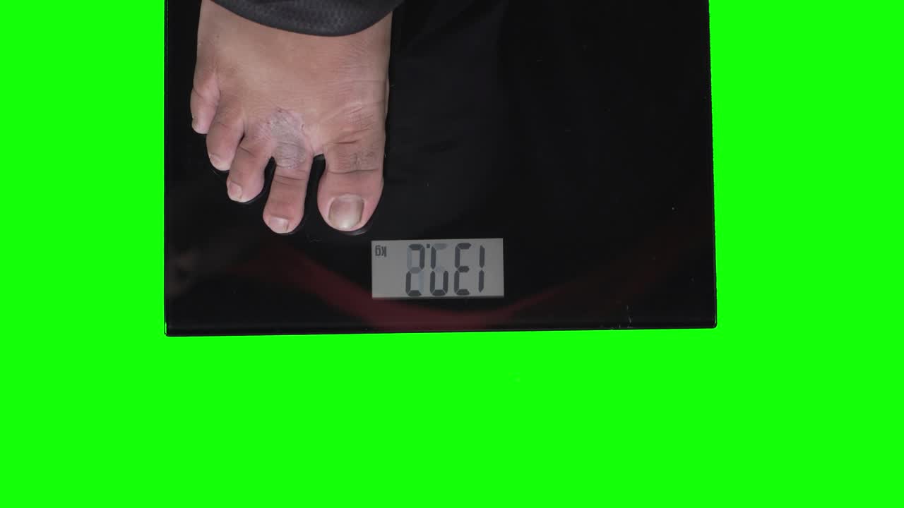 과체중 남자가 오류 메시지와 함께 척도에 서 있습니다.