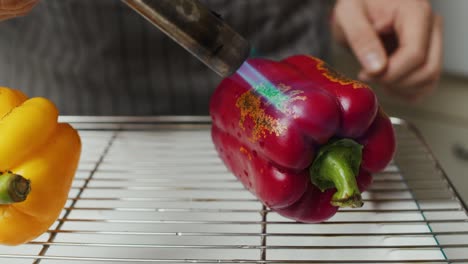 superficie incendiada de pimiento rojo con soplete de gas