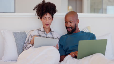 Schlafzimmer,-Gespräch-Und-Paar-Mit-Einem-Laptop