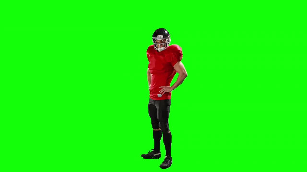 Giocatore di football americano che guarda l'obbiettivo