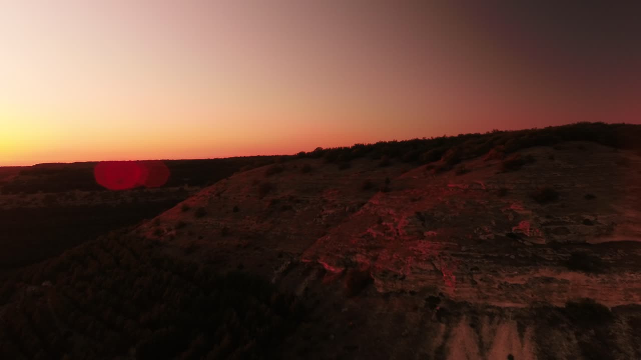 puesta de sol sobre el paisaje montañoso