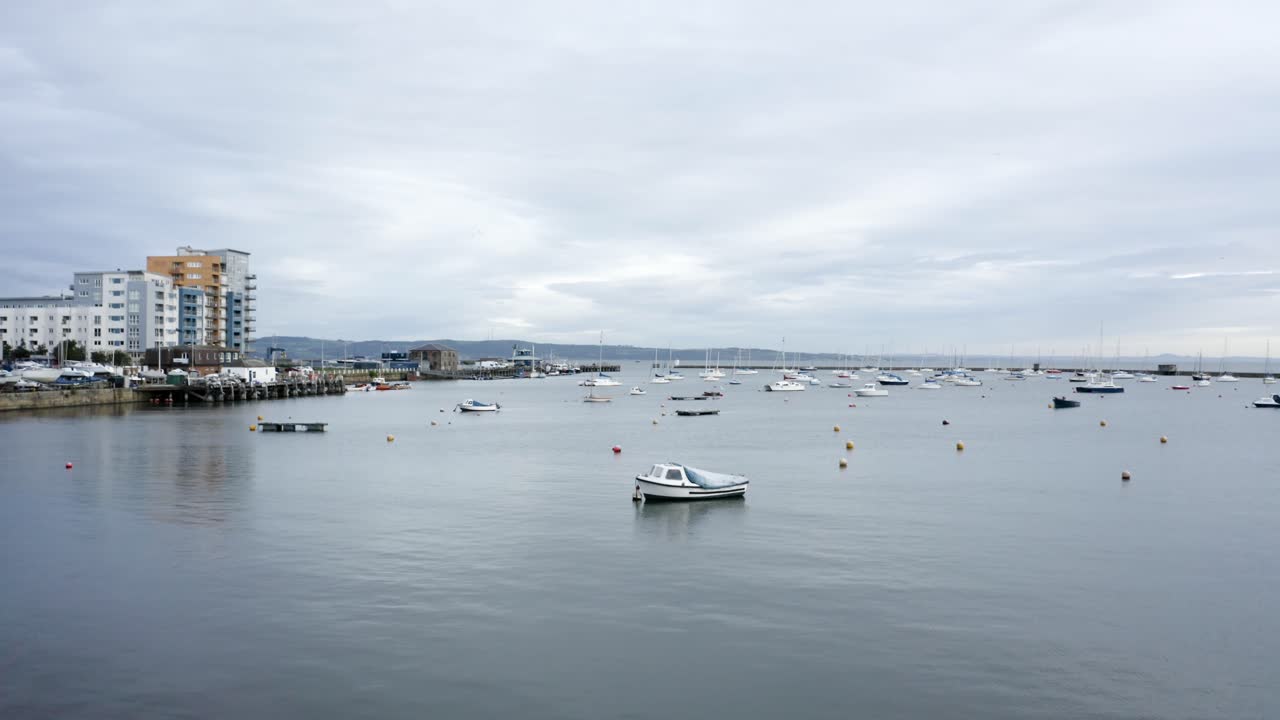 yates caros, embarcaciones de recreo y catamaranes atracados en un puerto deportivo de la ciudad | newhaven, edimburgo, escocia | 4k a 30fps