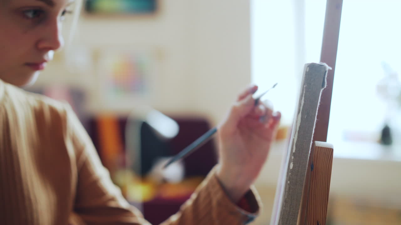 미술 스튜디오 에서 그림 을 그리는 여자