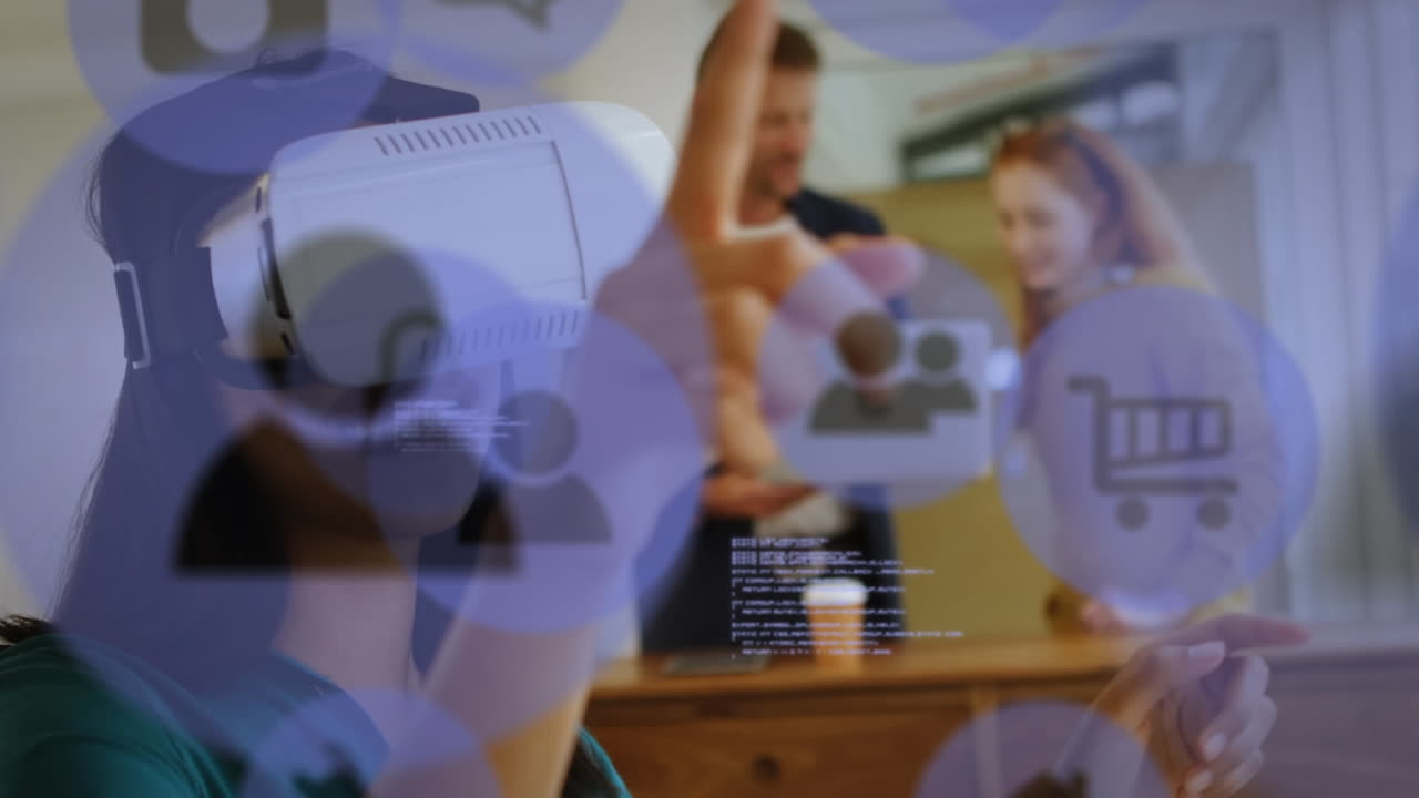 animación de iconos de redes sociales y procesamiento de datos sobre mujer biracial que usa auriculares vr