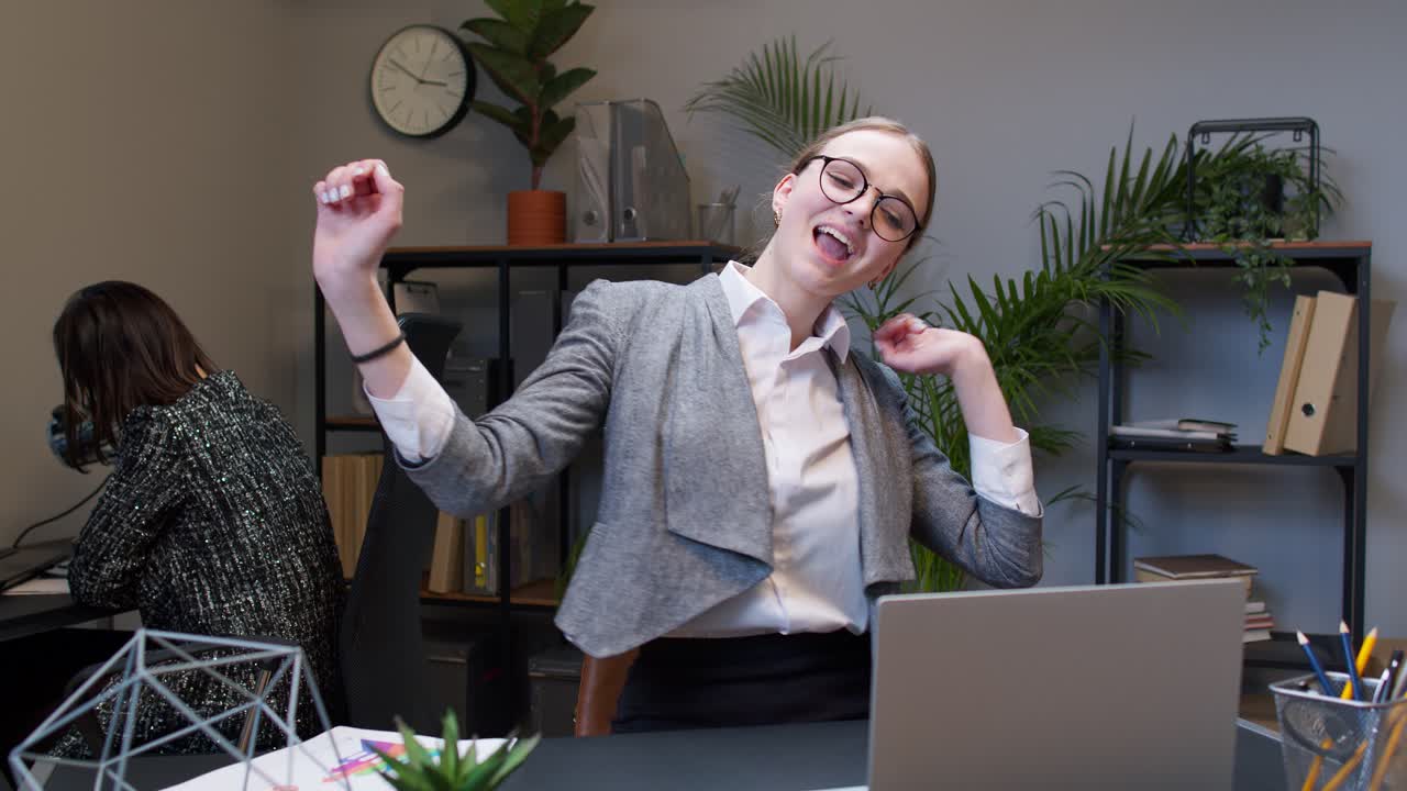mujer de negocios feliz en la oficina