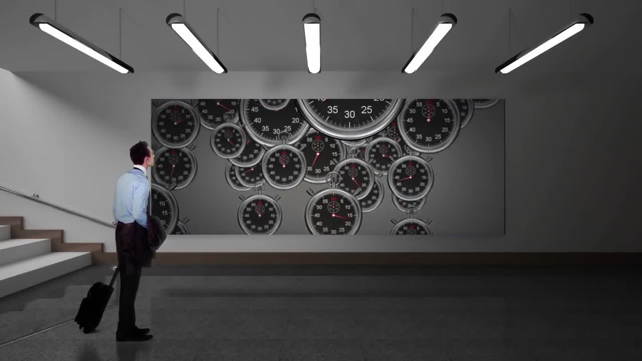 복도 스크린을 쳐다보는 사업가