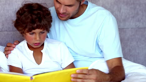 padre leyendo un cuento a su hijo
