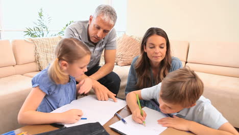 niños dibujando junto a sus padres