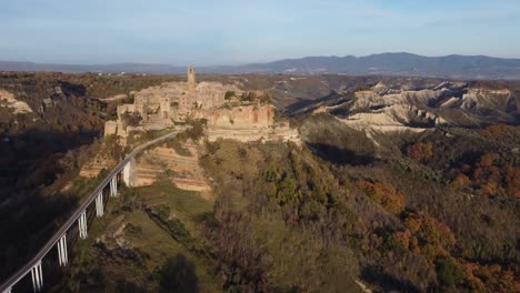 civita di bagnoregio es un pueblo en la cima de una colina en el centro de italia, vista aérea