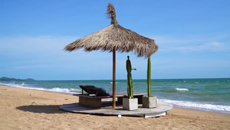 Silla-De-Playa-En-La-Playa-Con-Fondo-De-Mar-Y-Cielo-Azul