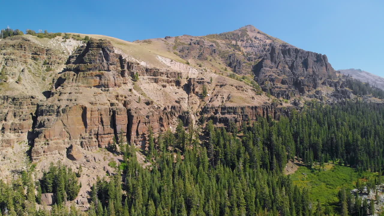 красные горы и озеро в высоких сьеррах, камера отходит назад со скоростью 30 кадров в секунду
