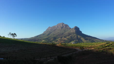 paisaje de stellenbosch sudáfrica, disparo de drones de bajo a alto
