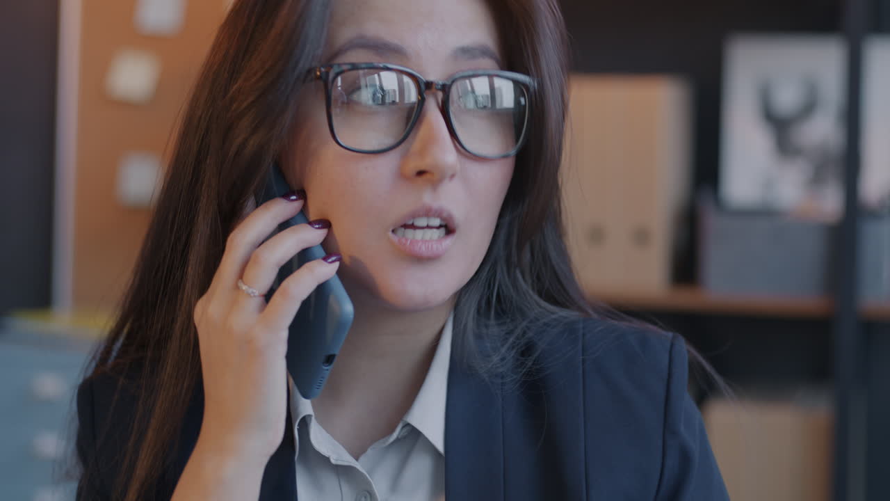 mujer de negocios en una llamada telefónica en la oficina