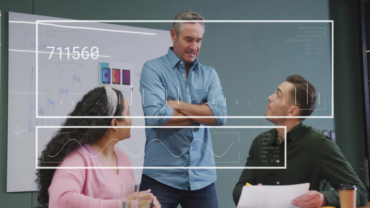 animación del procesamiento de datos financieros sobre diversas personas de negocios en la oficina