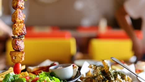 pinzones a la parrilla y cerveza en un entorno vibrante