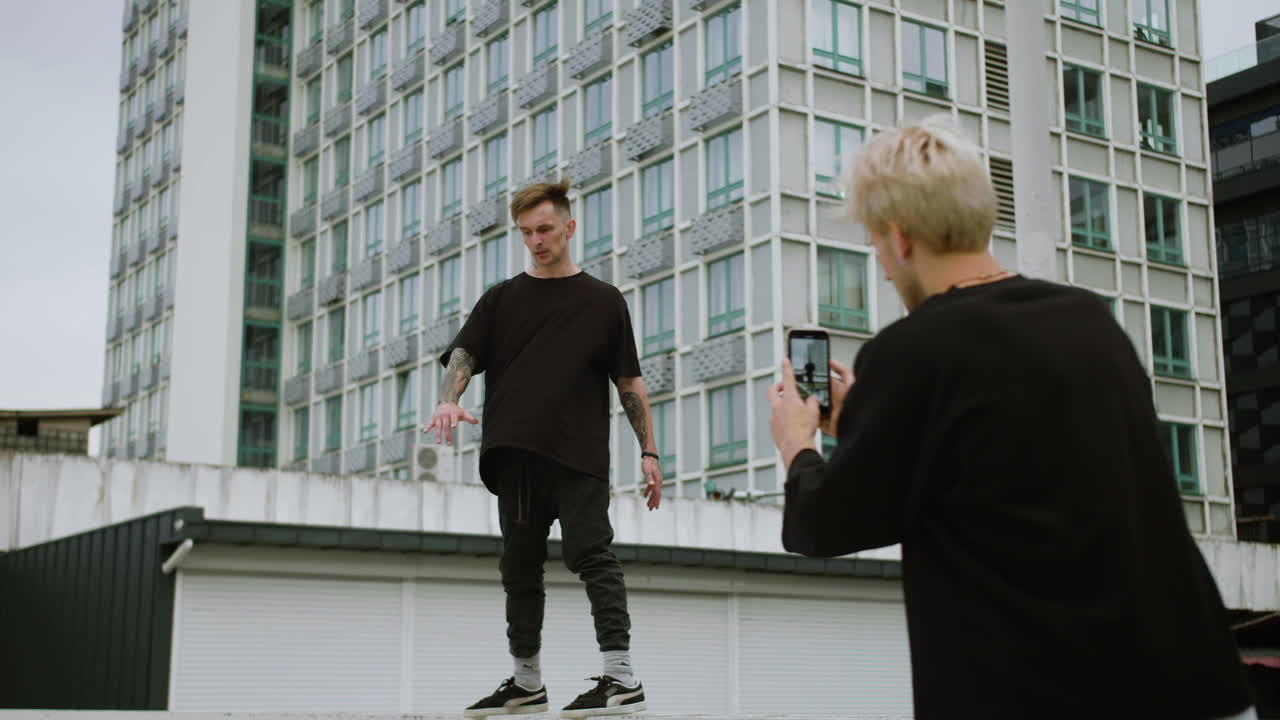 파쿠르를 하는 사람들