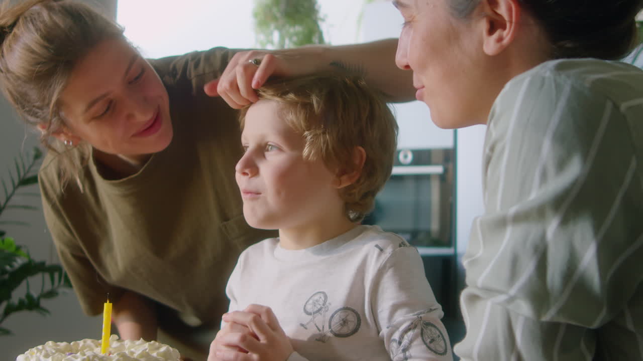 Famiglia LGBTQ felice che festeggia il compleanno dei bambini a casa