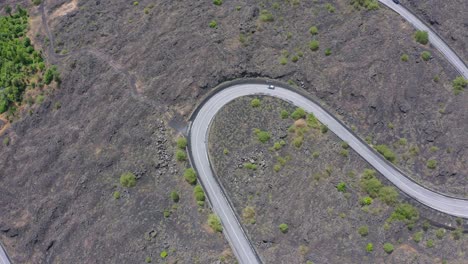 drone volando por encima de la carretera al volcán etna en italia
