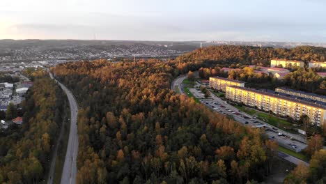 Drone-Aéreo-Escénico-Que-Vuela-Sobre-La-Carretera-Suburbana-En-Gotemburgo,-Suecia,-Puesta-De-Sol