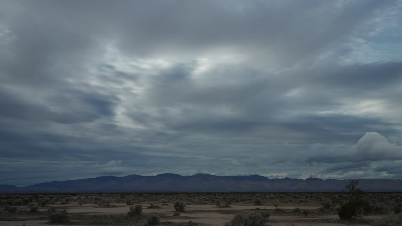 동적 구름 하늘 아래의 광활한 모하베 사막 풍경, 타임스