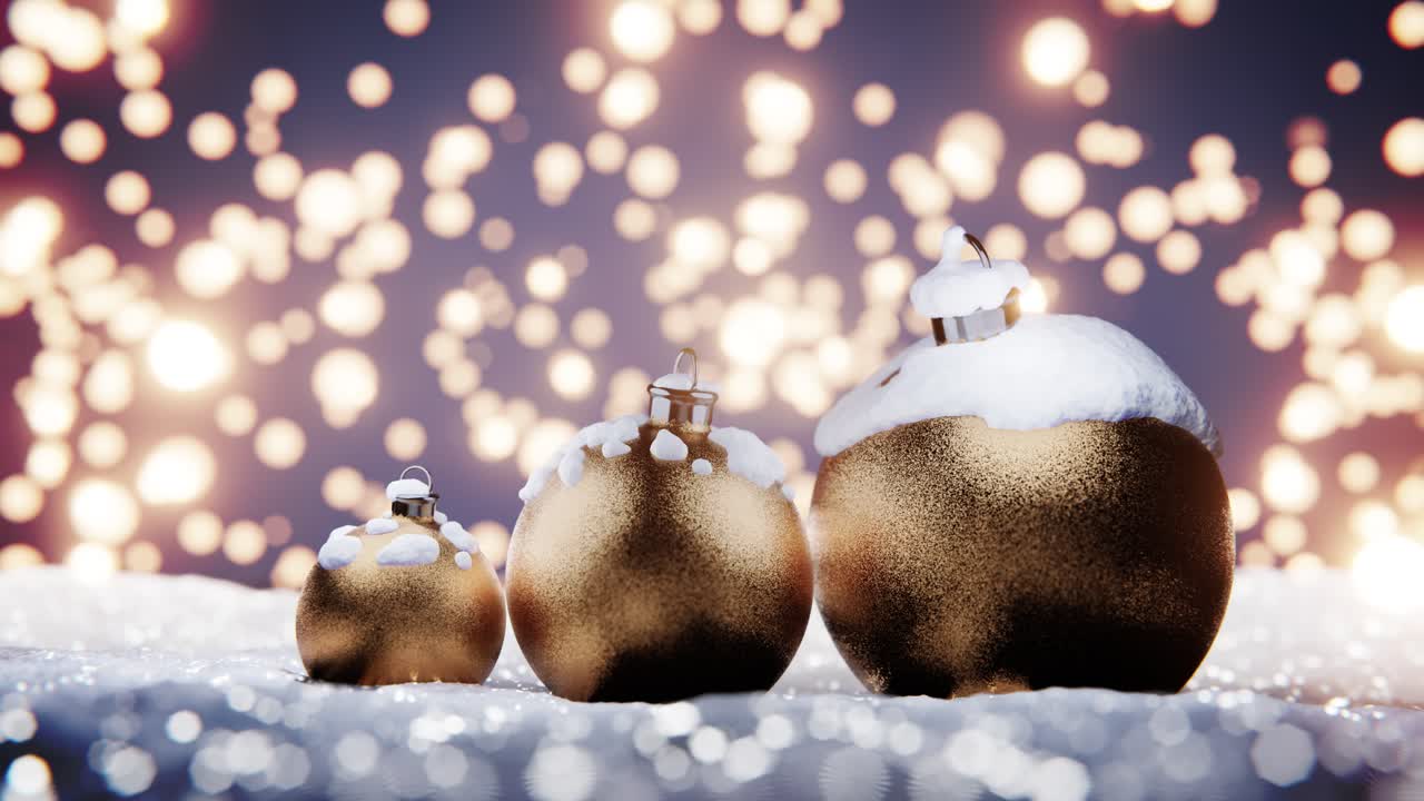 Zlaté vánoční ozdoby se sněhem a jiskřivými bokeh světly.