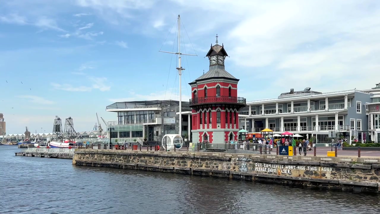 Historiskt klocktorn som står framträdande vid vattnet i Klocktornsområdet vid Victoria och Alfred Waterfront i Kapstaden, Sydafrika.